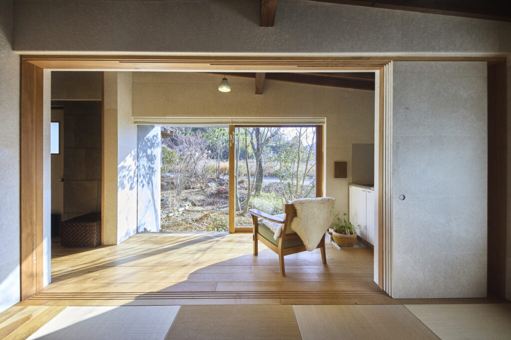 植林した木々とともに季節ごとの景色を作り、年月を経て変化し続ける、自宅の外観。