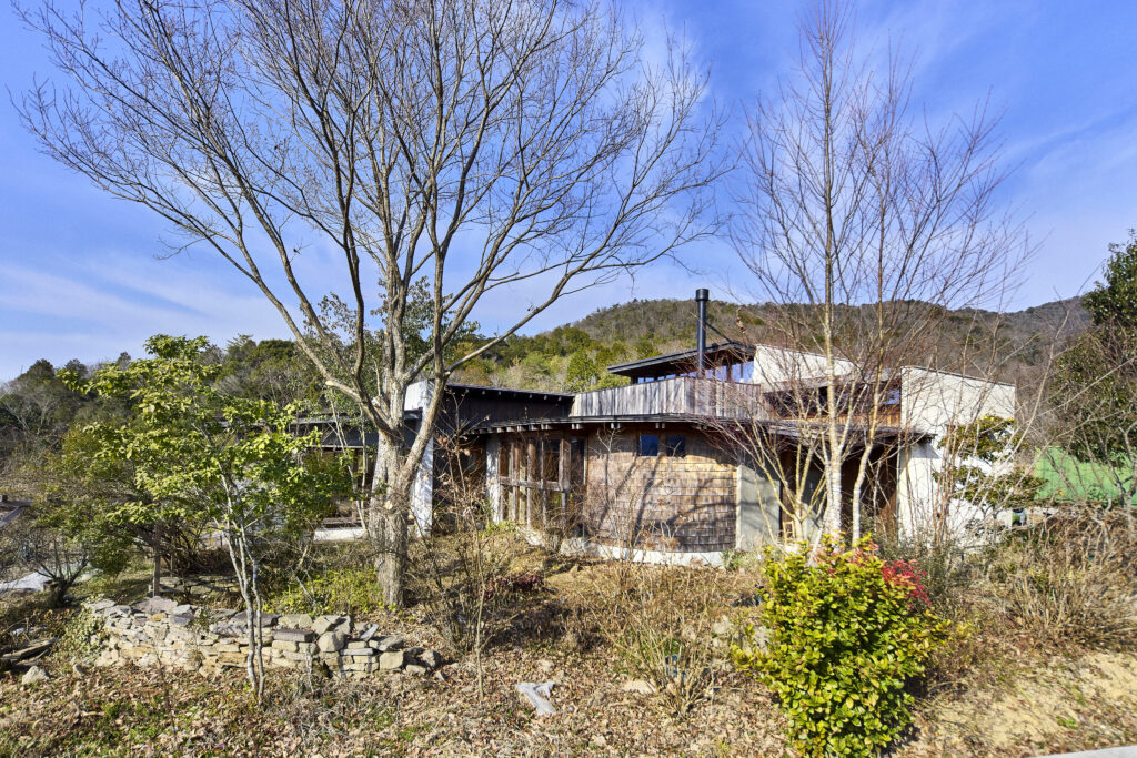 植林した木々とともに季節ごとの景色を作り、年月を経て変化し続ける、自宅の外観。