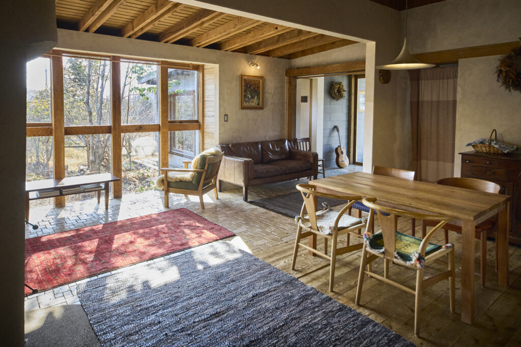 ハンドワークス佐藤俊秀の自宅リビング。光が気持ちよく、冬は日が入り暖かく、夏は影を確保できるように設計されている